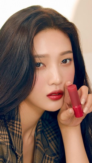 Joy from Red Velvet holding Espoir lipstick