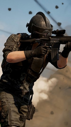 Soldier with rifle in PUBG Season 6 4K