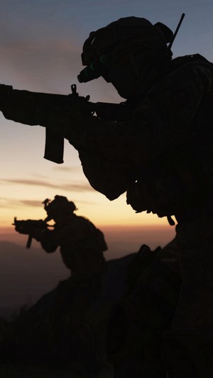 Soldiers in silhouette with rifles at sunset, Call of Duty Modern Warfare 4K