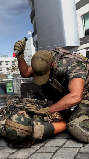 Soldier using a grenade in Call of Duty Modern Warfare