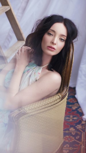 Emma Dumont in a Photoshoot 4K