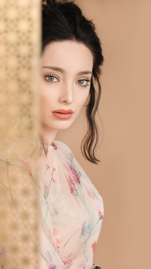 Emma Dumont 4K Photoshoot