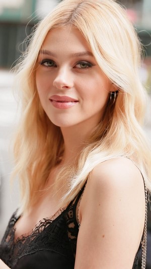 Nicola Peltz Blonde 4K