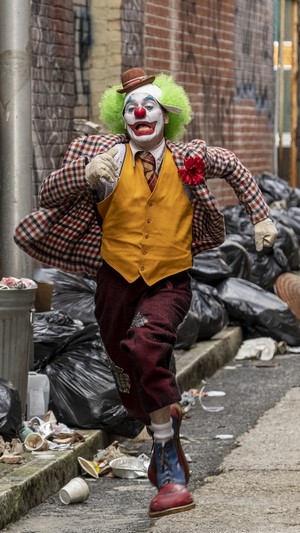 Joker running in an alley
