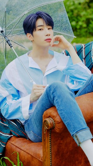 Seungwoo with umbrella and jeans