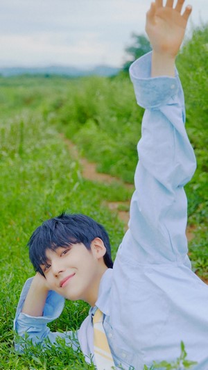 Lee Eunsang in a field