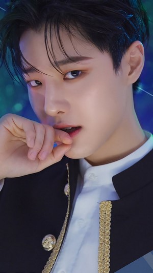 Cho Seungyoun in black and gold jacket 4K