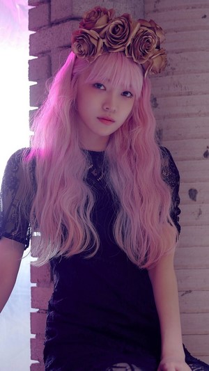 Onda from EVERGLOW with pink hair
