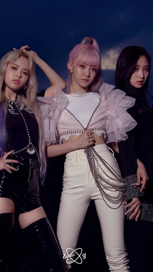 EVERGLOW members E:U, Onda, and Sihyeon in 4K