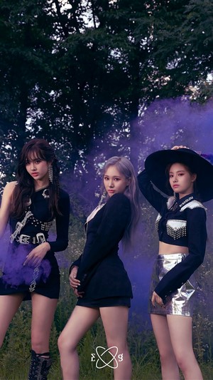 EVERGLOW Aisha, Mia, and Yiren in 4K