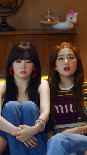 Red Velvet members Irene and Seulgi in 4K