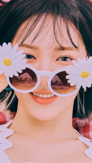 Wendy from Red Velvet with daisy sunglasses