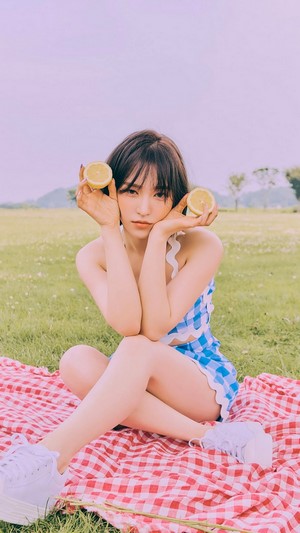 Wendy from Red Velvet holding lemons