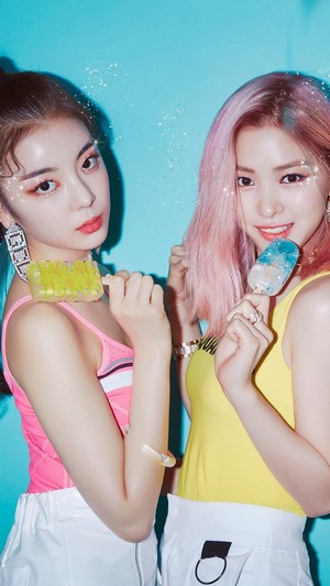 ITZY Lia and Ryujin with popsicles