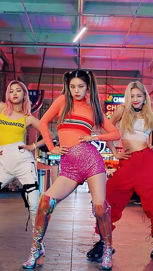 ITZY members dancing in ICY music video