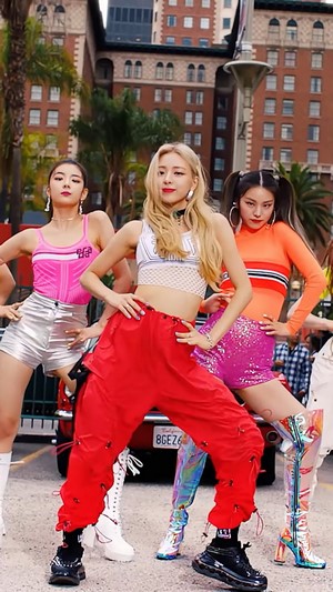 ITZY members dancing in ICY music video