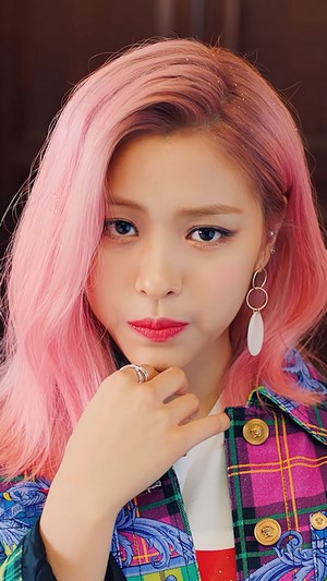 Ryujin from ITZY with Pink Hair 4K