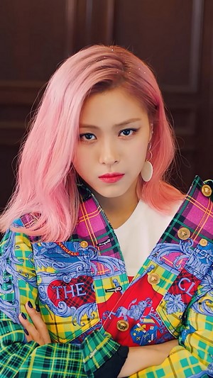 Ryujin from ITZY with Pink Hair 4K