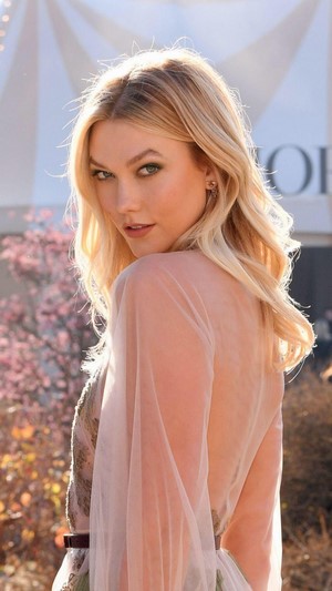 Karlie Kloss blonde model