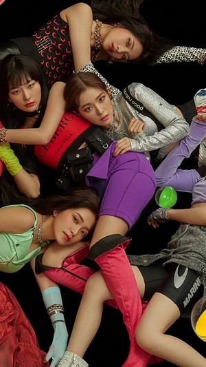Red Velvet members posing for The Reve Festival