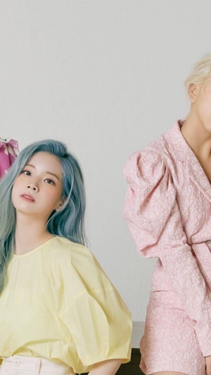 TWICE members Dahyun and Nayeon in pink and yellow outfits