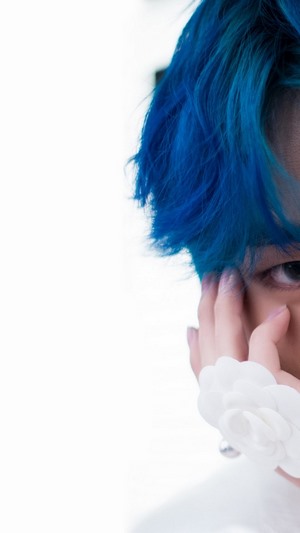V from BTS with blue hair