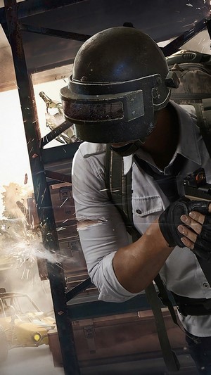 PlayerUnknown's Battlegrounds character aiming a gun