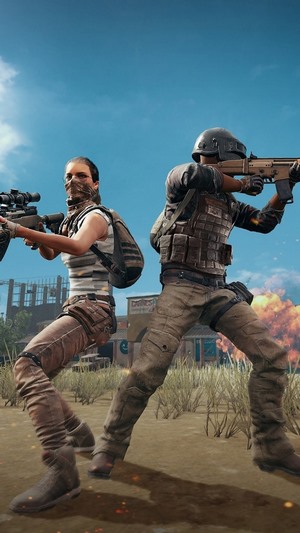 Two soldiers from PlayerUnknown's Battlegrounds aiming weapons