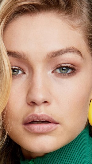 Gigi Hadid blonde model
