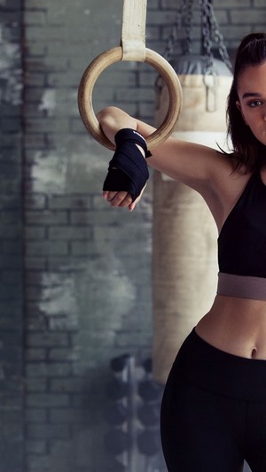 Hailee Steinfeld training with gymnastic rings