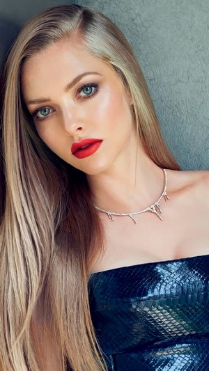 Amanda Seyfried with blonde hair and red lipstick