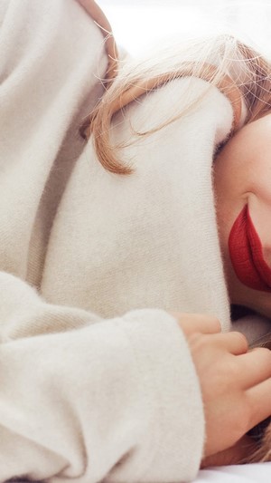 Amanda Seyfried close-up with red lipstick