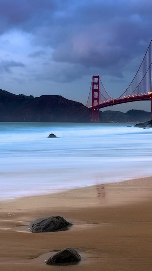 Golden Gate Bridge over the ocean at dusk