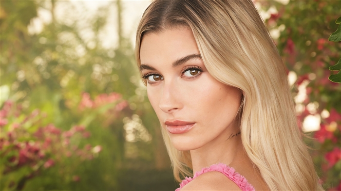 Hailey Bieber blonde model 4K