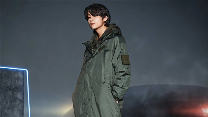 V from BTS wearing Fila in 4K