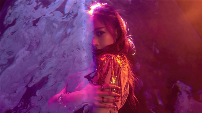 Giselle from Aespa in a purple and pink abstract background