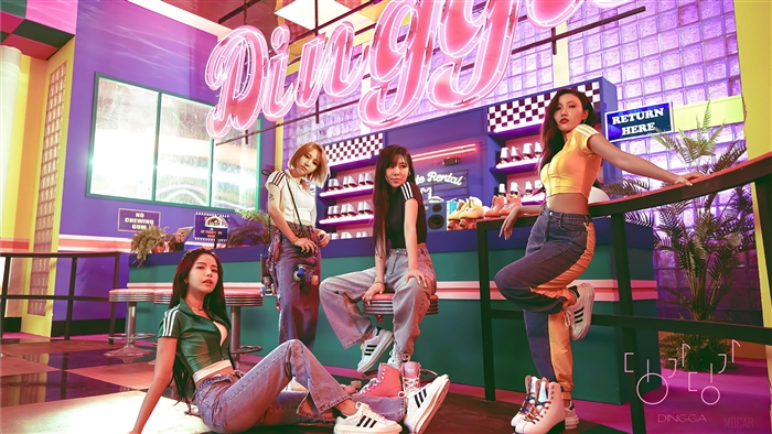 MAMAMOO Dingga 4K Neon Pop Vibe