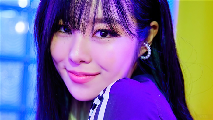 Wheein from MAMAMOO in Vibrant Colors 4K
