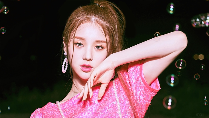 Heejin from Loona in Pink Outfit 4K