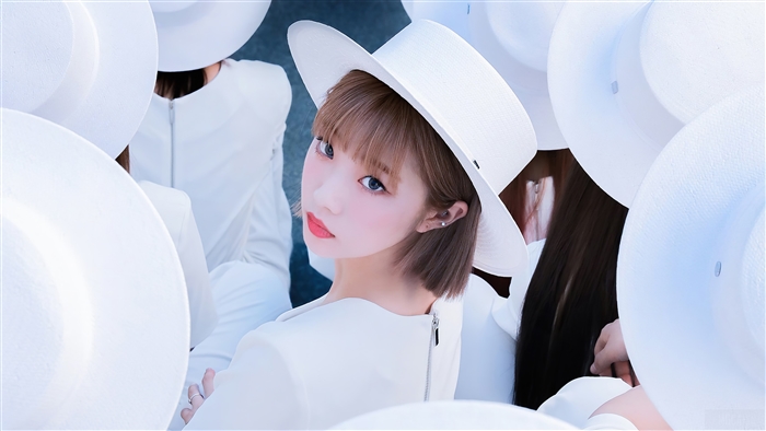 Yeojin from Loona wearing a white hat