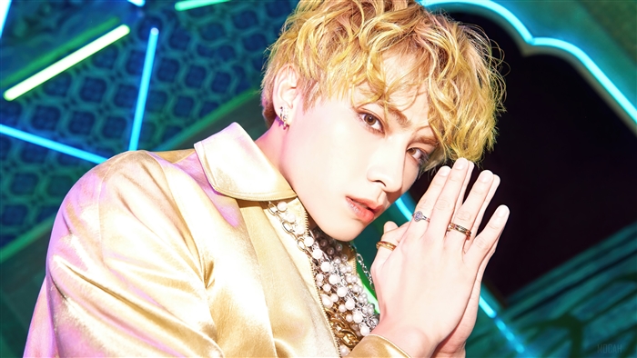 Xiaojun from NCT U in gold jacket 4K