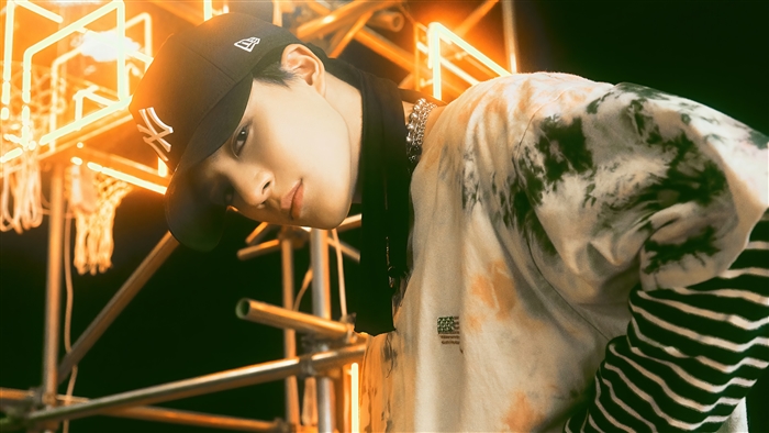 Jeno of NCT U in Neon Lights 4K