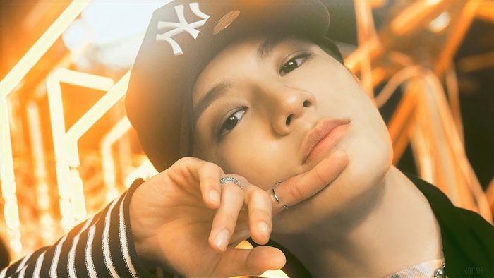 Jeno from NCT wearing a New York Yankees cap