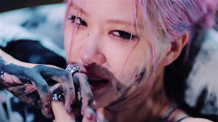Rose from BLACKPINK with pink hair and black paint