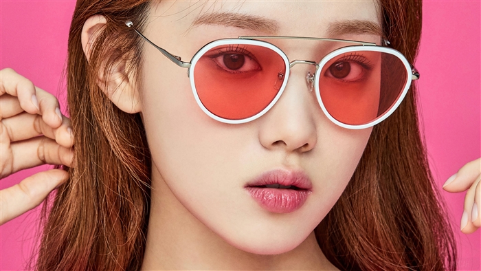 Actress Lee Sung Kyung wearing sunglasses 4K