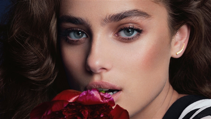 Taylor Hill Close-Up Photoshoot 4k