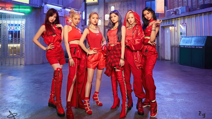 EVERGLOW members in red outfits