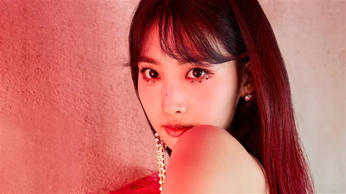 Sihyeon of EVERGLOW in Stunning Red Hue 4K