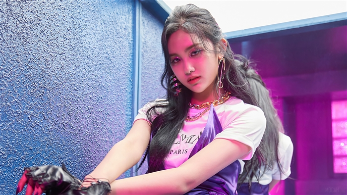 Aisha from EVERGLOW La Di Da 4K