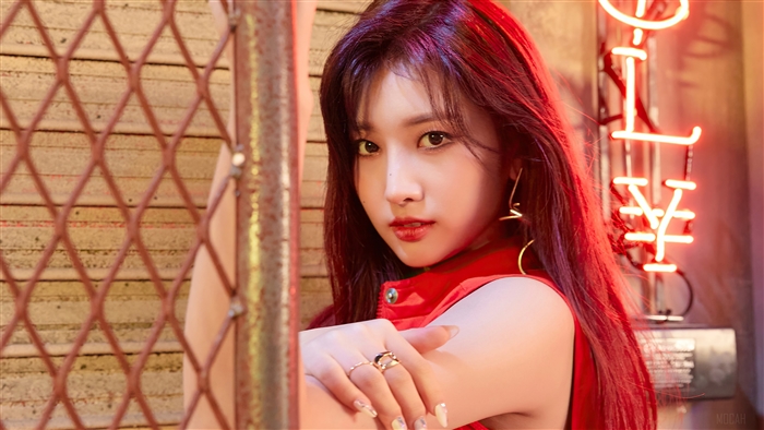 Sihyeon from EVERGLOW in Red Lighting 4K